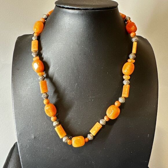 18" long Beautiful stone and silver tone beaded necklace! - Picture 9 of 11
